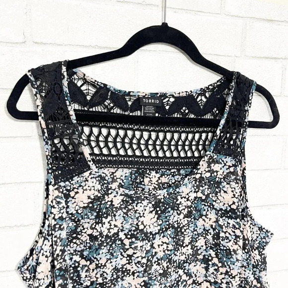 Torrid Black Pink & Blue Abstract Floral Chiffon Tank Top Women's Plus Size 1X - Picture 2 of 8